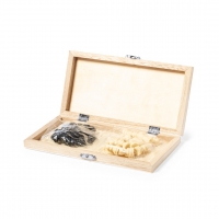 Caja de madera con piezas de ajedrez al interior.