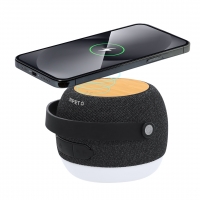 Altavoz portátil en negro junto a un teléfono móvil generándole energía.