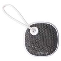 Altavoz portátil blanco y gris con un cable blanco, ideal para disfrutar de música en cualquier lugar.