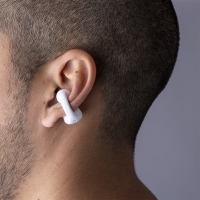 Muestra de uso de auriculares en color blanco