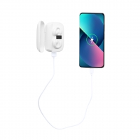 Caja de audífonos blancos, generando energía a un teléfono móvil.