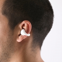 Hombre con un auricular en color blanco en su oreja. 