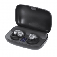 Interior de caja de audífonos en color negro, con auriculares negros con plateado.