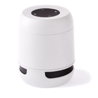 Altavoz blanco y negro con botones de funciones al centro.