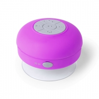 Altavoz de color fucsia de forma circular con botones indicador de funciones al centro y a los lados. 