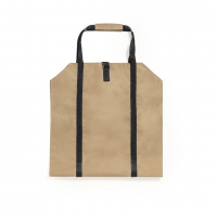 Bolsa rectangular desplegable, de color natural con azas de agarre en color negro.