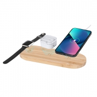 Estación de carga de madera con un reloj, audífonos y un iPhone colocados sobre ella, mostrando un diseño elegante y funcional.
