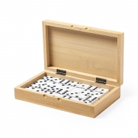 Juego de dominó dentro de una caja de bambú. 