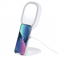 Celular cargando en espejo multifunción, mostrando que el dispositivo carga adecuadamente, con su cable generador de energía en color blanco.