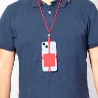 Muestra de uso de lanyard de silicona con un celular plateado. 