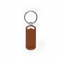 Llavero de cuero reciclado de forma rectangular con argolla metálica. 