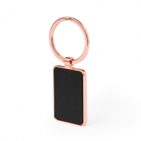 Llavero de metal rectangular de color negro.