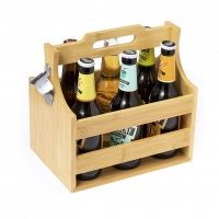 Botellas de vidrio sobre una caja porta botellas de madera. 