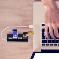 2 USB insertadas en el dispositivo electrónico.