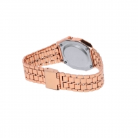 Reloj digital rosado, con parte trasera batería  en color plateado.