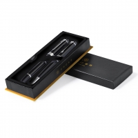 Caja de cartón de color negro, con bolígrafo y roller de color negro al interior.