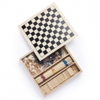 Piezas de juegos dentro de una caja cuadrada.