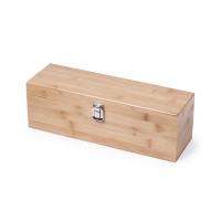 Caja de madera en color natural con cierre metálico.