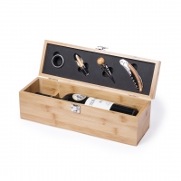 Kit para vinos con forro interno en color negro, dentro de caja de madera. 