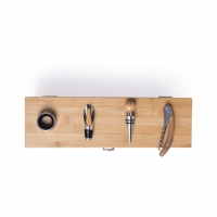Elementos de kit para sacacorchos, sobre una caja de madera rectangular.