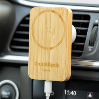 Cargador de vehículo con muestra de grabado en la madera. 