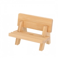 Soporte de madera, combina funcionalidad y diseño, manteniendo el dispositivo accesible y cargado.