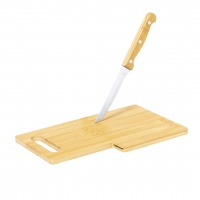Cuchillo sobre una tabla de madera. 