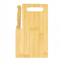 Tabla rectangular con un cuchillo con mango de madera. 