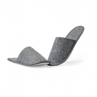 Par de pantuflas en color gris de poliéster. 