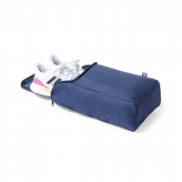 Bolsa de almacenamiento para zapatos en color azul con zapatos blancos al interior.